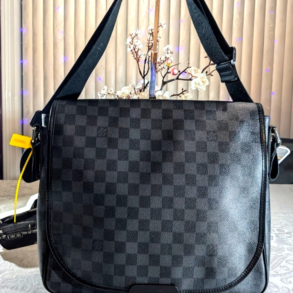 Louis Vuitton Damiere Graphite Daniel MM Messenger Like NEW🔥